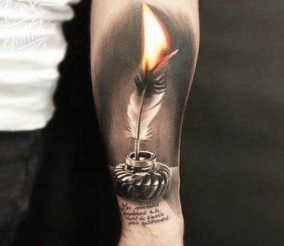 Tatouage plume dans un encrier et en flamme